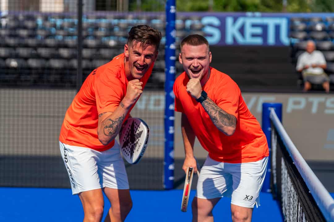 Alensio Serjani en Martin Muedini vieren hun overwinning op het Skanderbegplein in Tirana tijdens het FIP Platinum Albanië