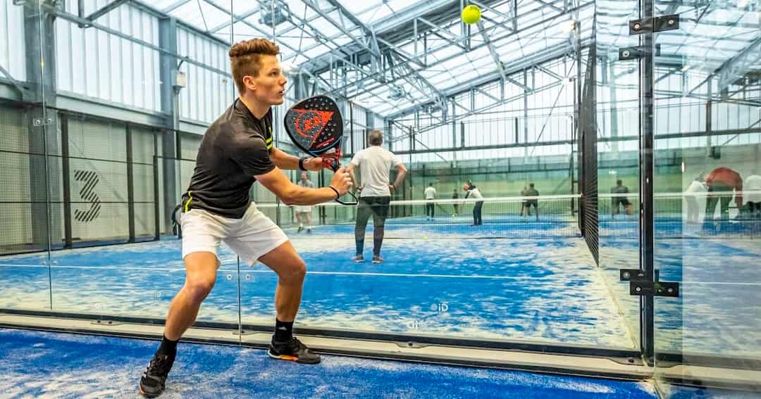 Padelbanen in Nederland met spelers in actie