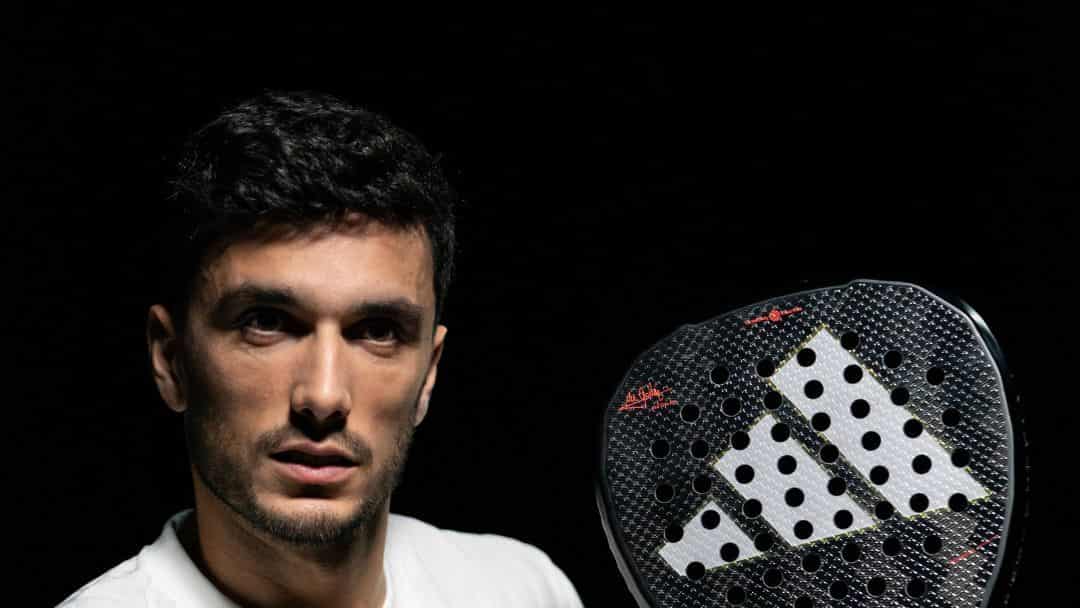 Padelspeler met Adidas padelracket uit de 2026-collectie