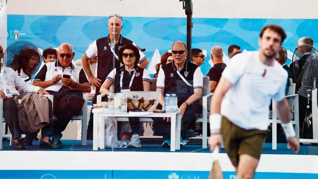 Prins Albert II van Monaco kijkt vanaf de VIP-tribune naar een padelpartij in Taranto