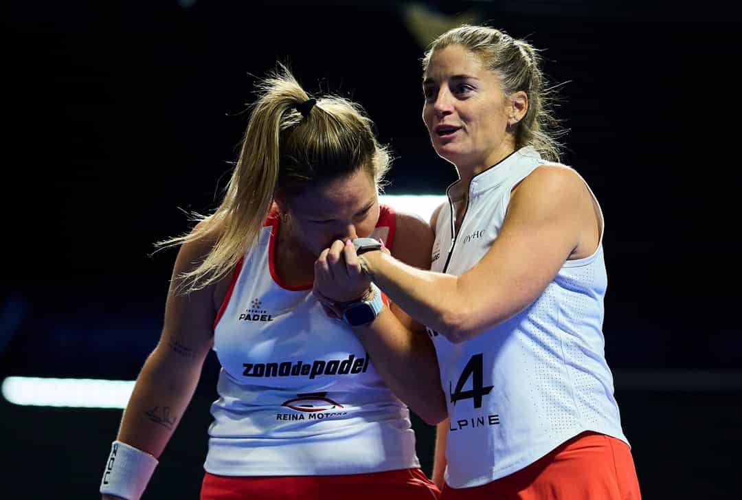 Alejandra Salazar spreekt haar partner Aranzazu Osoro toe tijdens een wedstrijd op de Premier Padel-tour
