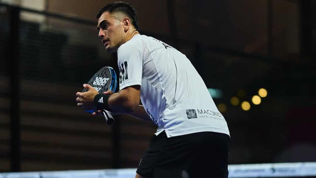Maxi Arce in actie tijdens een Premier Padel-toernooi met zijn Adidas-racket