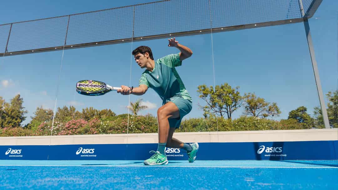 Padelspeler in actie met ASICS SonicSmash FF schoenen op een blauwe padelbaan