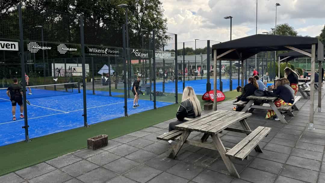 Padelbanen op sportpark De Schelp in Biddinghuizen tijdens het Pinkstertoernooi van BAS Tennis en Padel
