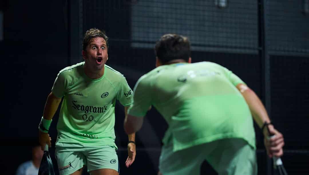 Paquito Navarro en Martin Di Nenno vieren een punt tijdens de Premier Padel P2 in Bordeaux