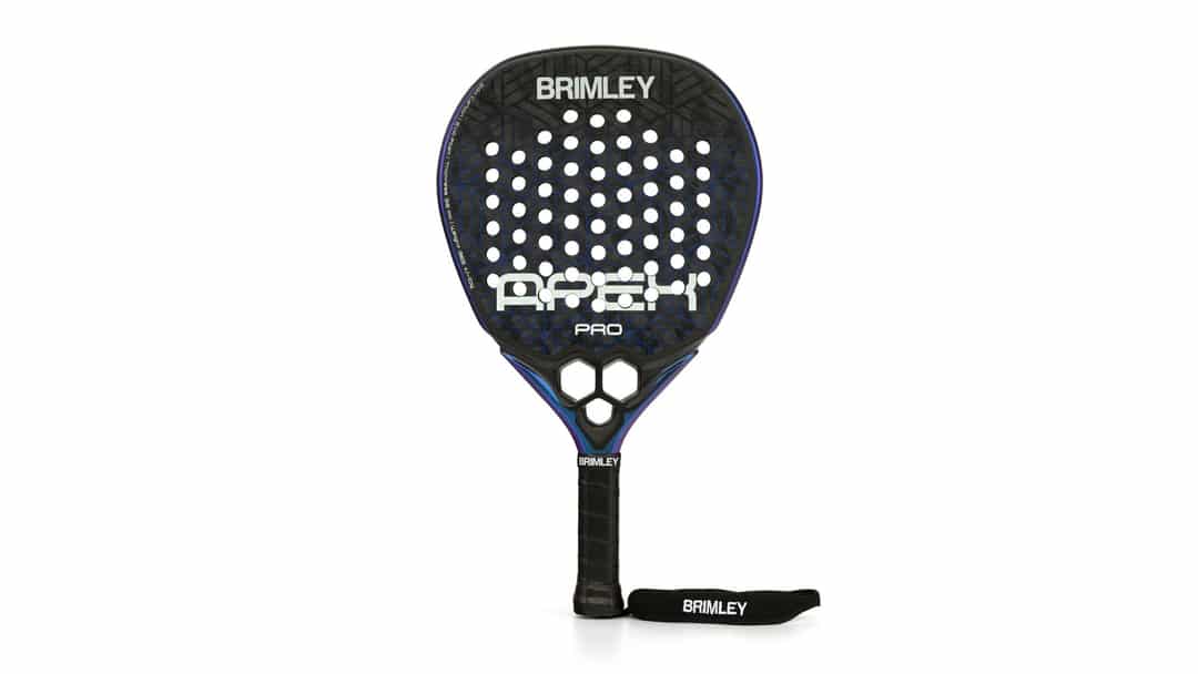 Het Brimley Apex Pro padelracket met 24K carbon slagoppervlak en polsband