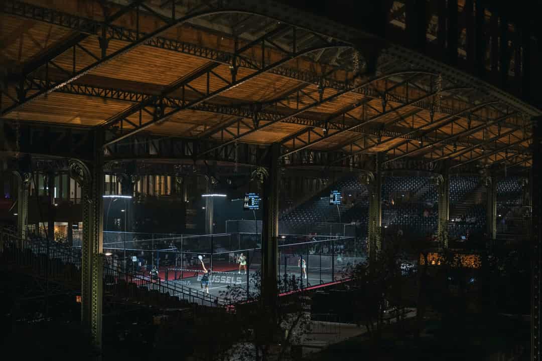 De centercourt van het Brussels Premier Padel in de Gare Maritime at Tour & Taxis