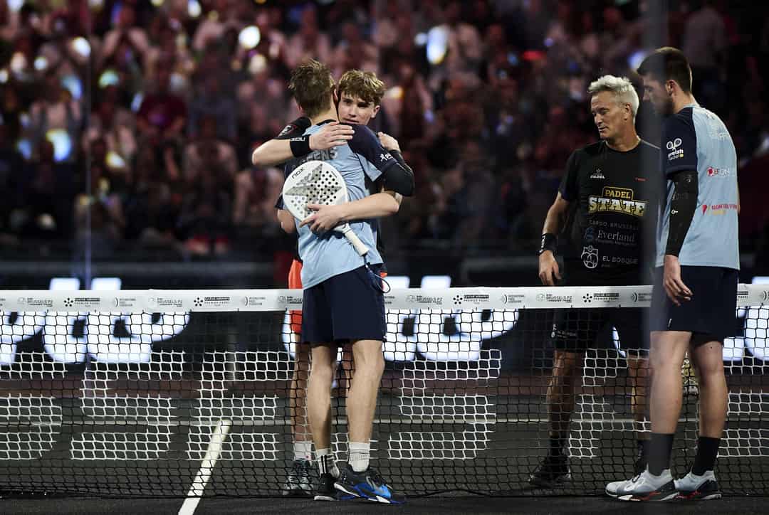 Padelspelers omhelzen elkaar bij het net na een wedstrijd in de Gare Maritime in Brussel tijdens het Brussels Premier Padel P2