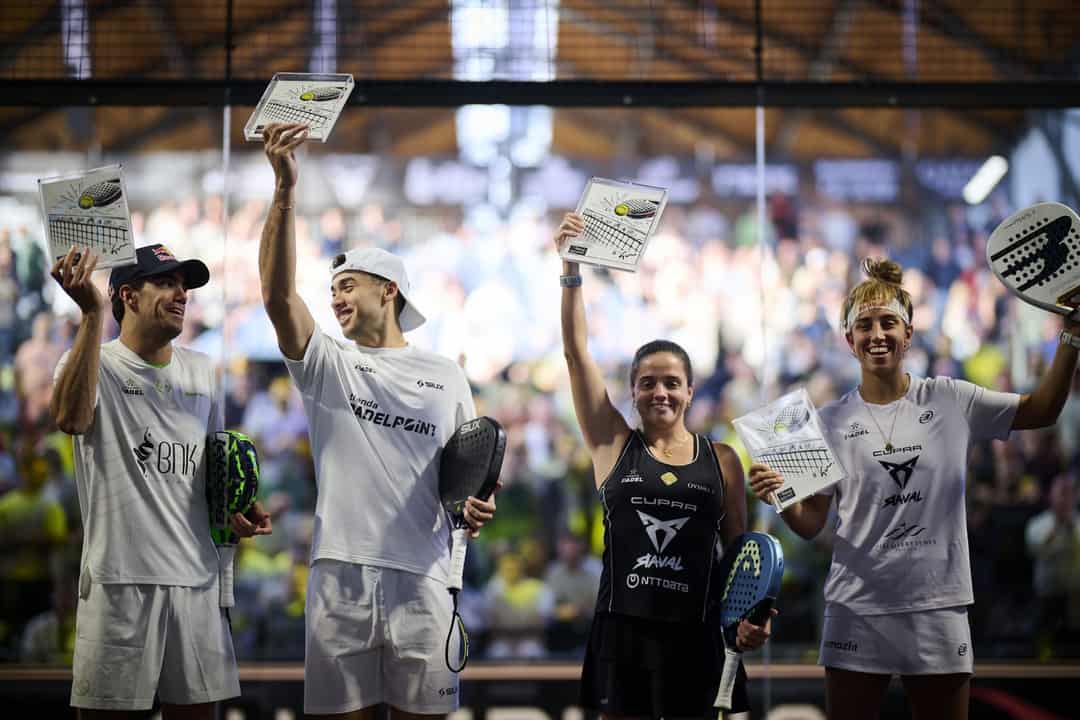 De vier winnaars van de Brussels Premier Padel P2 2026 met hun trofeeën op de centercourt van de Gare Maritime