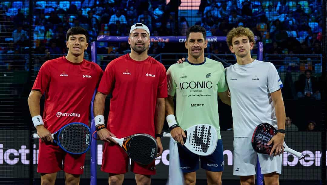 Vier spelers poseren voor hun wedstrijd op de centercourt van Buenos Aires P1 2026