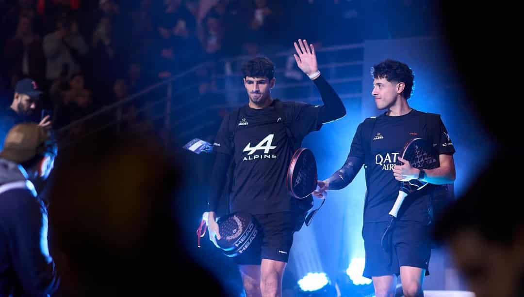 Twee spelers betreden de arena bij de Premier Padel P1 in Buenos Aires, mei 2026