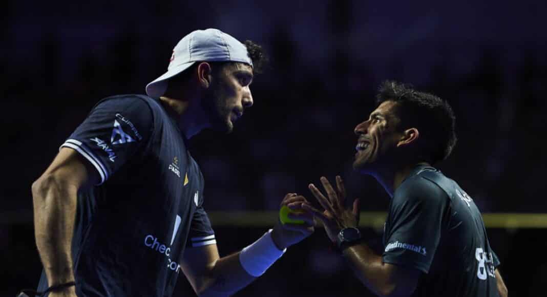 Twee padel spelers overleggen op de baan tijdens de Premier Padel P1 Buenos Aires 2026