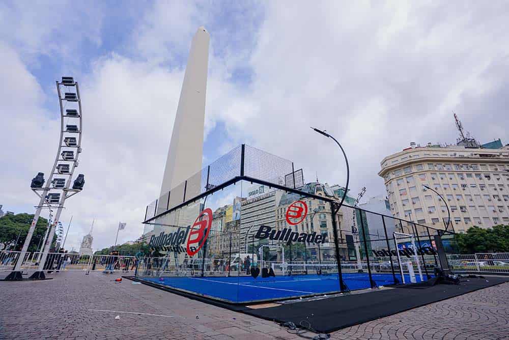 Professionele padelbaan met Bullpadel-branding naast de Obelisk in Buenos Aires