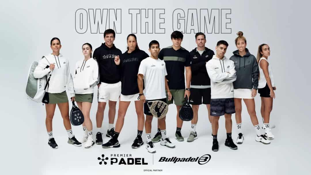 Bullpadel en Premier Padel spelers poseren met de nieuwe 2026 collectie rackets en kleding