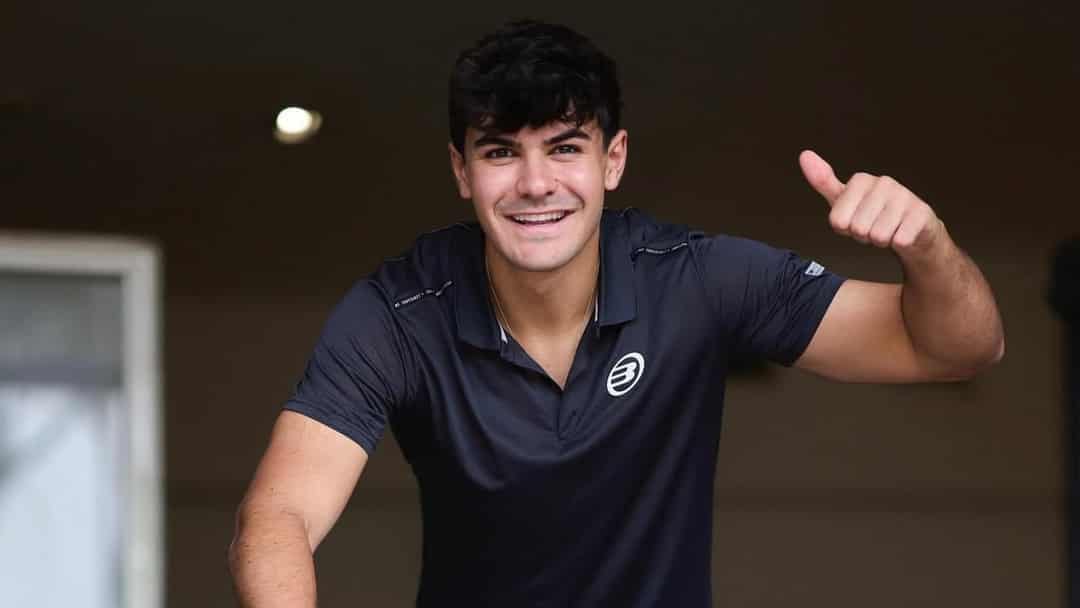 Pablo Cardona lacht en steekt zijn duim op, klaar voor zijn comeback op het Premier Padel circuit