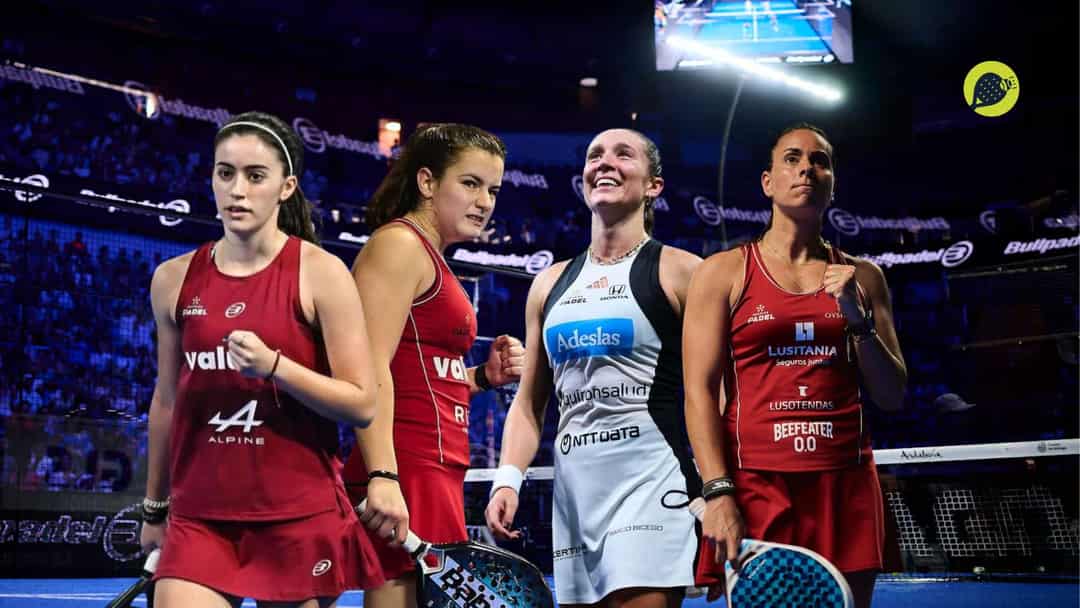 Claudia Fernandez, Martina Calvo, Sofia Araujo en Marta Ortega op de baan bij Premier Padel
