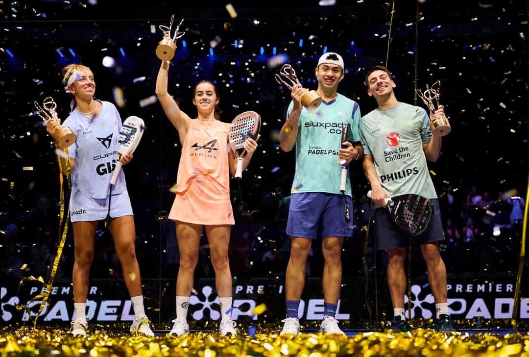 De kampioenen van de Premier Padel P1 in Madrid vieren hun titel onder de confetti in de Movistar Arena