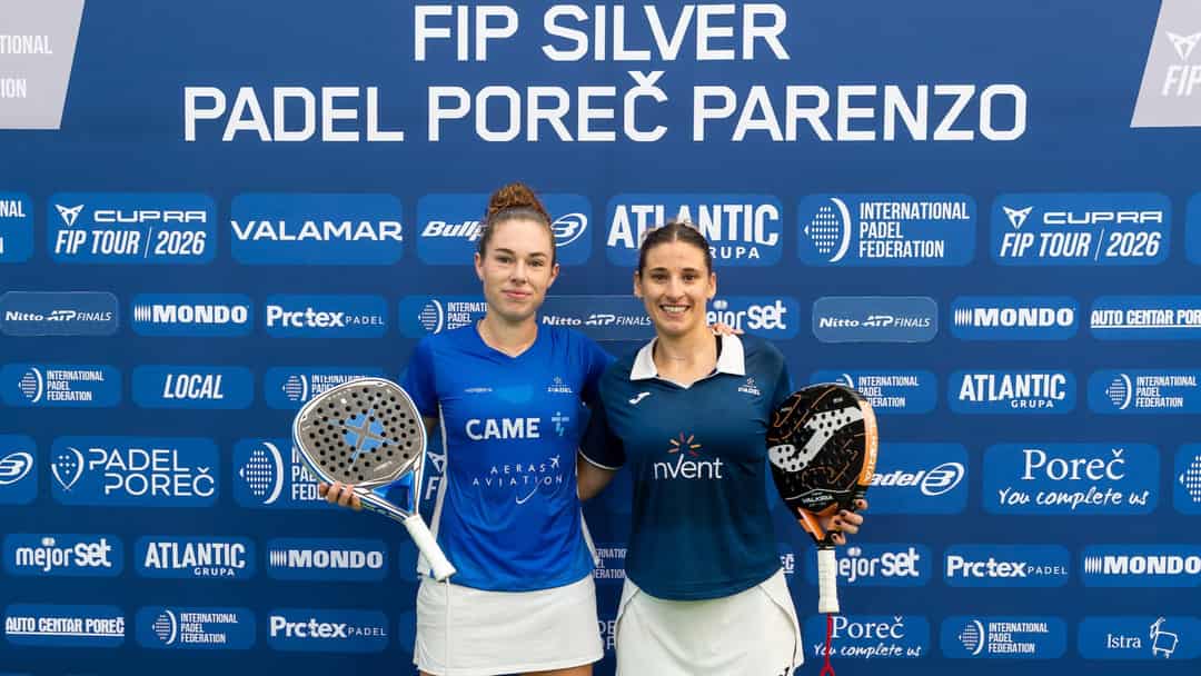 Twee padelspeelsters met racket voor de reclamewand van het FIP Silver Poreč Parenzo