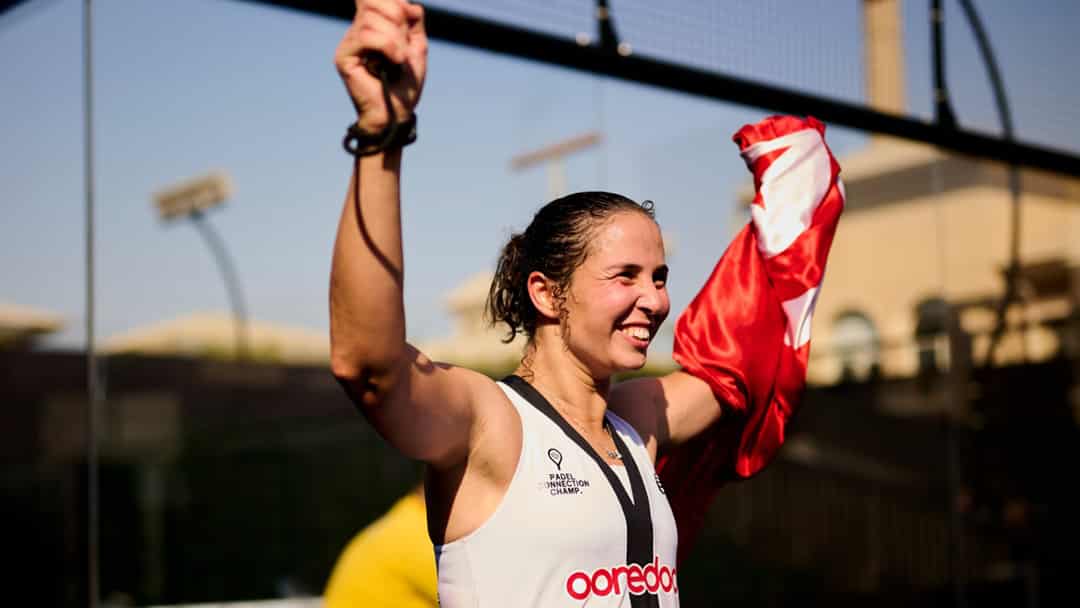 Dora Chamli juicht met de Tunesische vlag na haar historische zege op de Premier Padel Newgiza P2