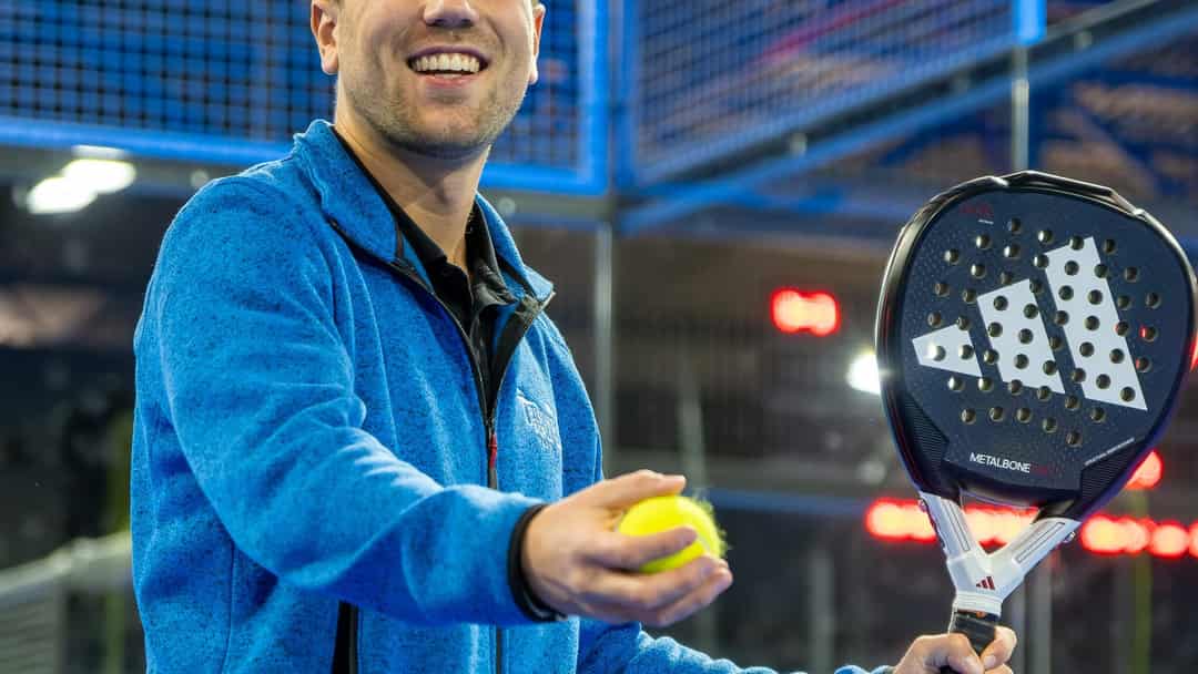Padelspelers in actie tijdens een les bij Leisure World Padel in Dronten