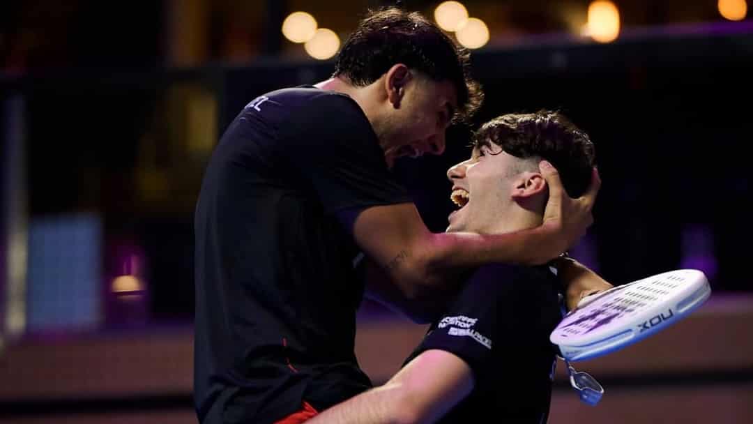 Álvaro Montiel en Dani Santigosa vieren de overwinning in Düsseldorf
