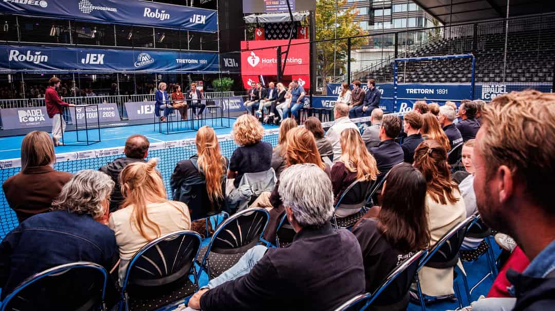Podiumgesprek op de centrale baan van Padel Copa Utrecht, met op het scherm de aankondiging van Den Haag als speelstad van het EK padel 2027