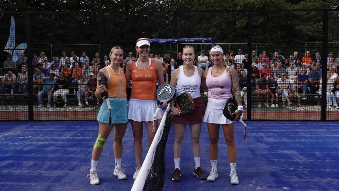 Vier speelsters poseren bij het net voor de damesfinale op de outdoorbaan van R.C. Westerbork