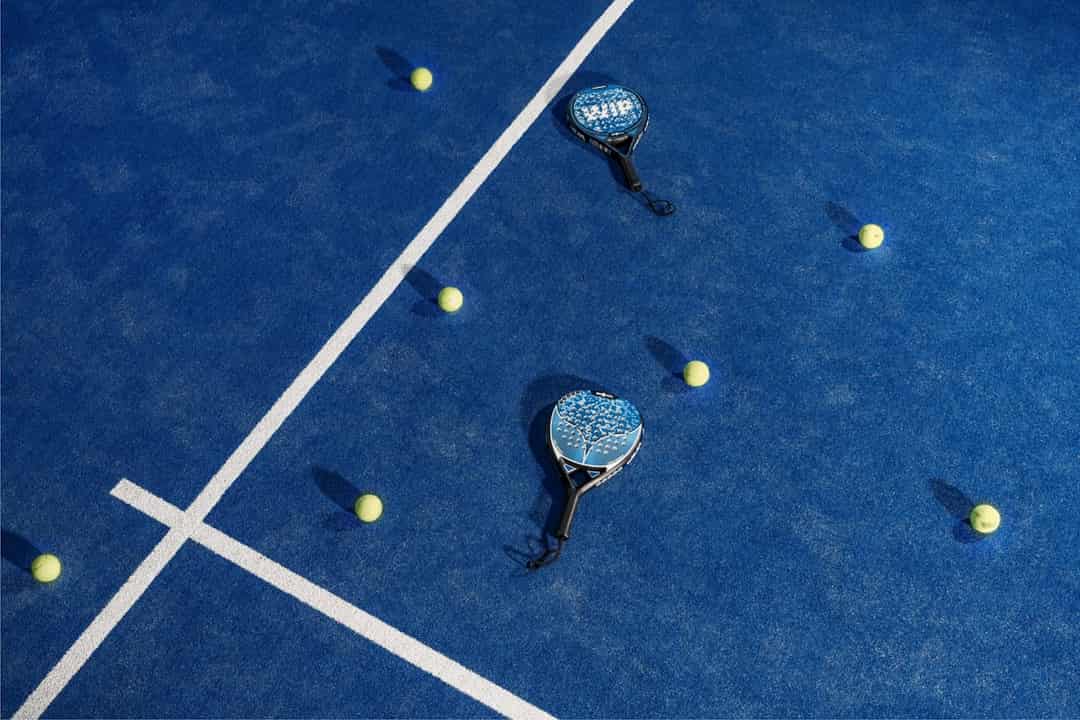 Padelbaan in een moderne hal klaar voor het EY NK Padel 2026 in Eindhoven