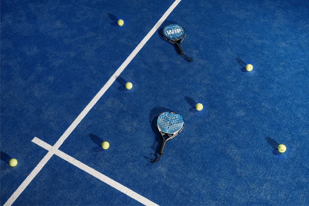 Padelbaan in een moderne hal klaar voor het EY NK Padel 2026 in Eindhoven