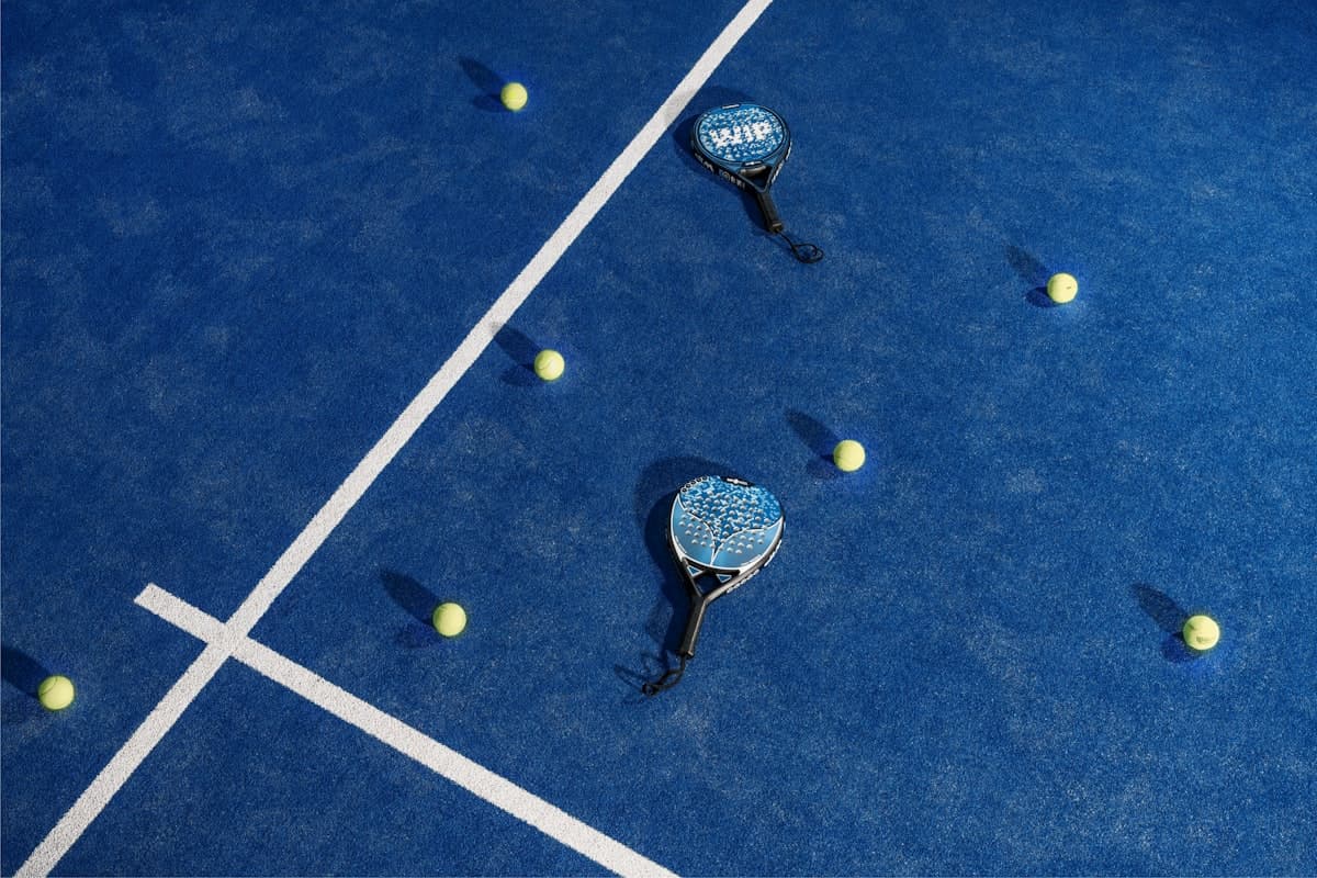 Padelbaan in een moderne hal klaar voor het EY NK Padel 2026 in Eindhoven