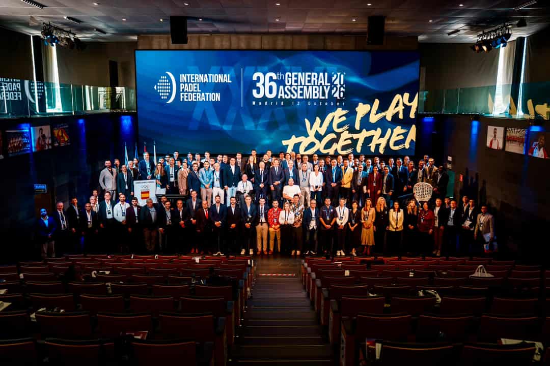 Groepsfoto van afgevaardigden bij de 36e Algemene Vergadering van de FIP in Madrid