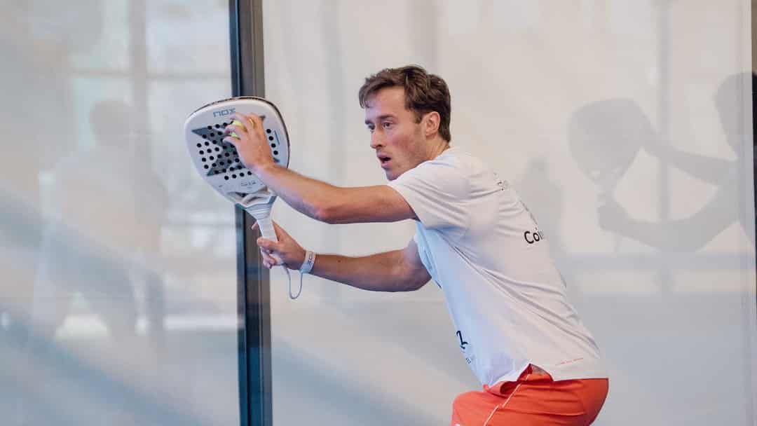 Sten Richters slaat een volley aan het net tijdens een FIP Tour-toernooi