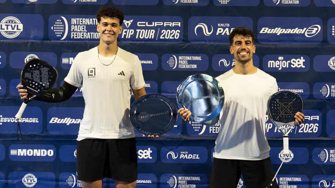 Marco Cassetta en Fabian Oviedo poseren met hun winnaarsschalen na de finale van FIP Bronze Lelystad