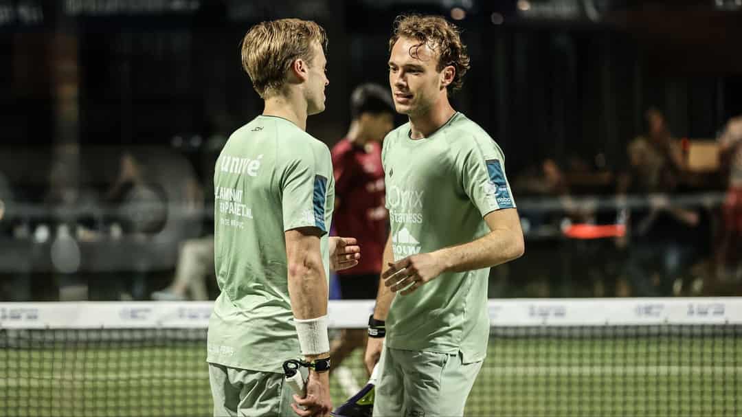 Julian Prins en Youp de Kroon overleggen aan het net tijdens een FIP-toernooi