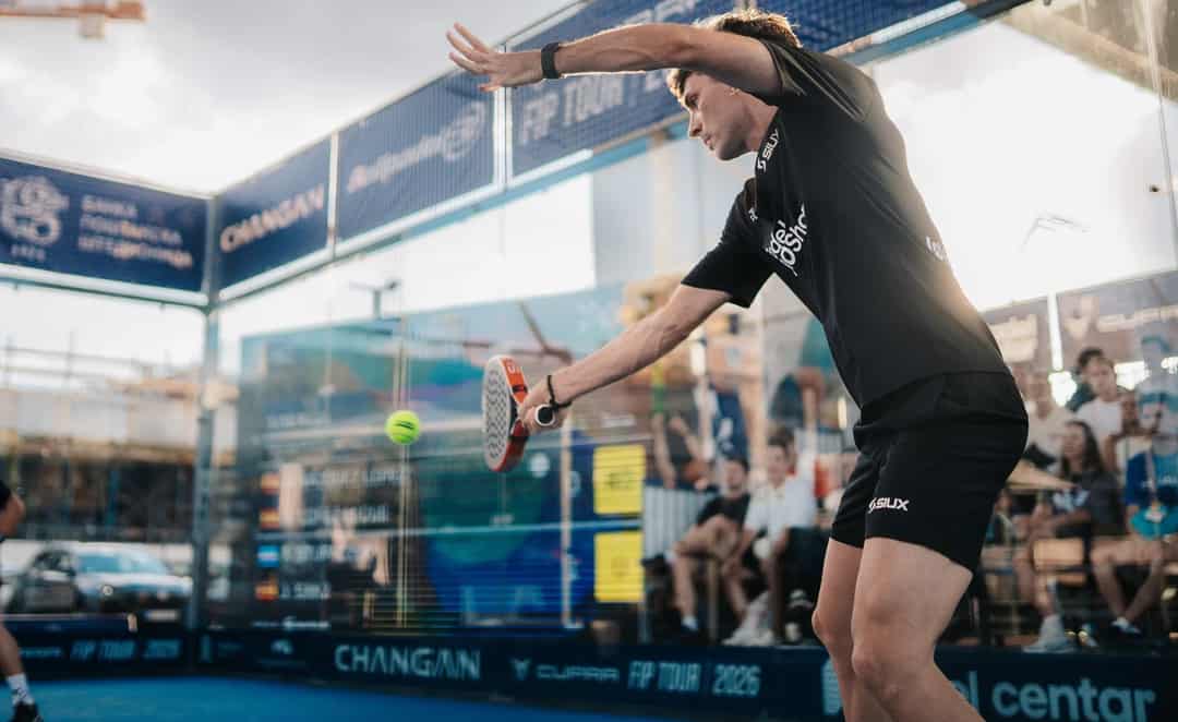 Franco Stupaczuk slaat een lage volley tijdens het FIP Gold Belgrado 2026