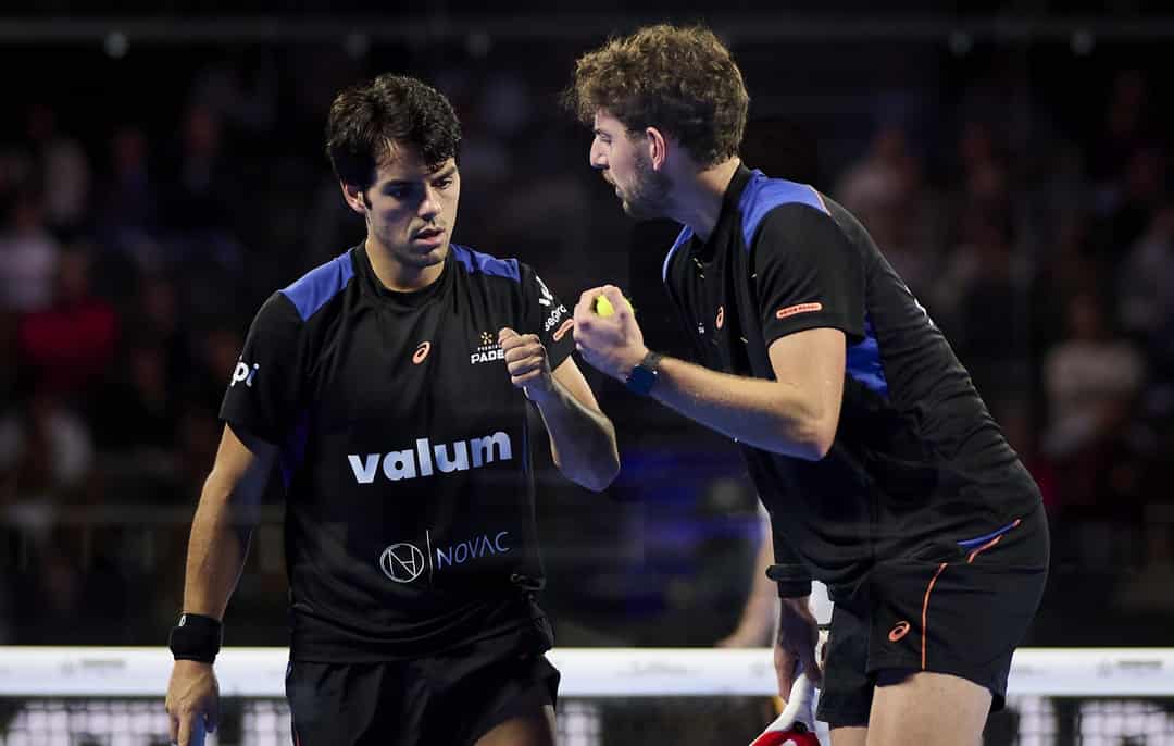 Miguel Yanguas en Coki Nieto vieren een punt bij het net tijdens een wedstrijd op het profcircuit