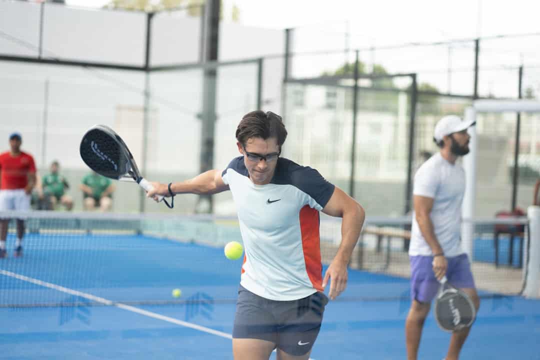 Padelspeler slaat een forehand op de outdoor banen van Advantage Padel Club in San Luis Potosi