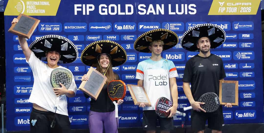 De vier kampioenen van de FIP Gold San Luis met hun trofeeen en sombreros