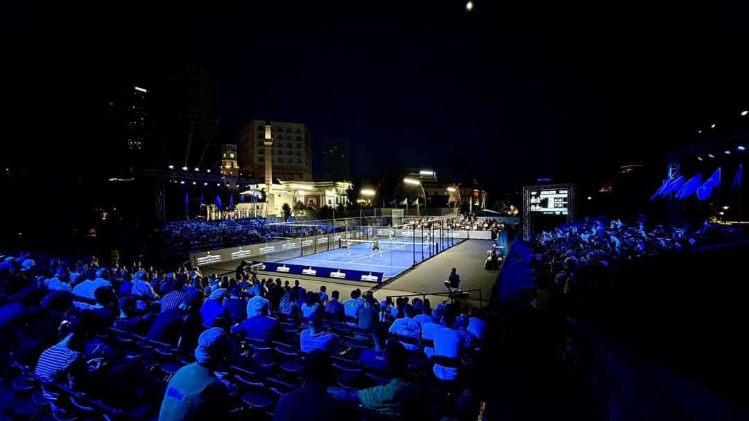 Volle tribunes rondom een verlichte padelbaan op het Skanderbegplein in Tirana tijdens het FIP Platinum Albanie 2026
