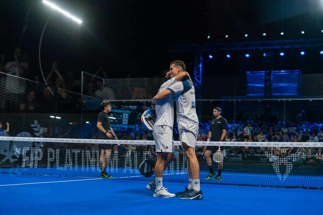 Arce en Arroyo omhelzen elkaar na hun kwartfinalewinst op het FIP Platinum Albanie 2026 in Tirana