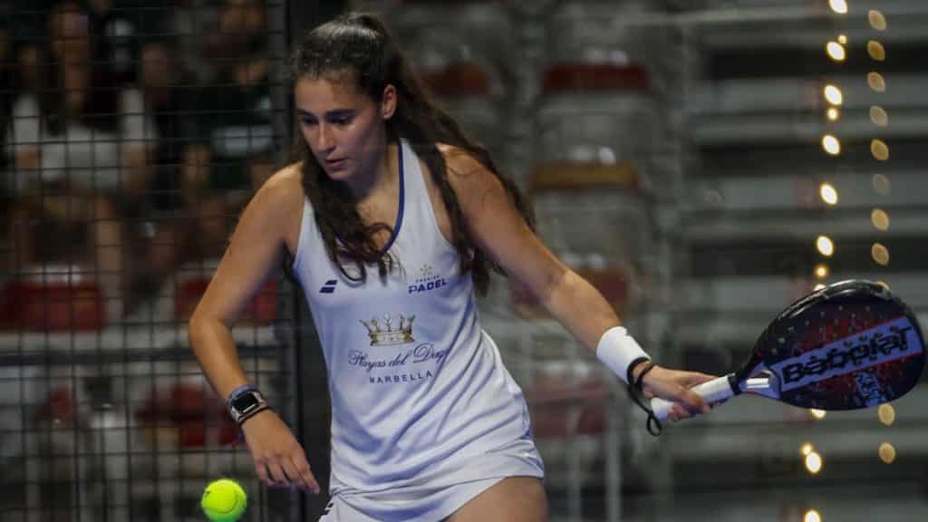 Padelspeelster slaat een forehand tijdens de FIP Silver in Abidjan