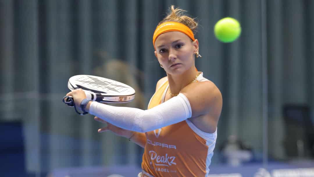 Victoria Kurz slaat een backhand tijdens een wedstrijd op de CUPRA FIP Tour