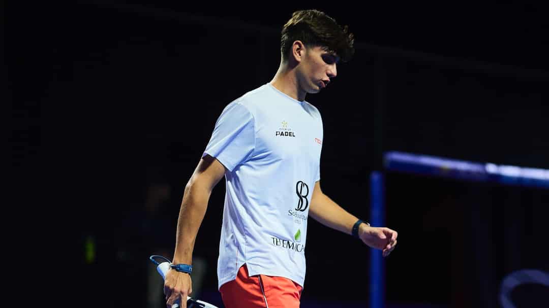 Marcos Gonzalez Blanco loopt met racket in de hand over de baan tijdens een CUPRA FIP Tour-wedstrijd