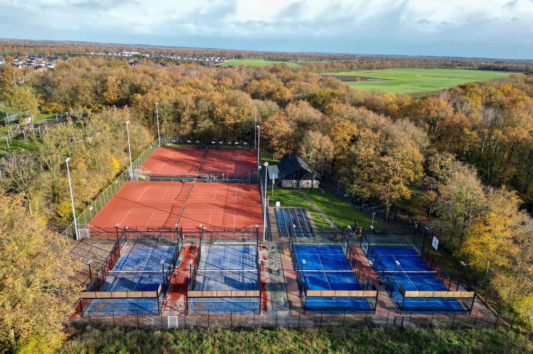 Luchtfoto van de vier outdoor padelbanen en de gravelbanen van R.C. Westerbork in Drenthe