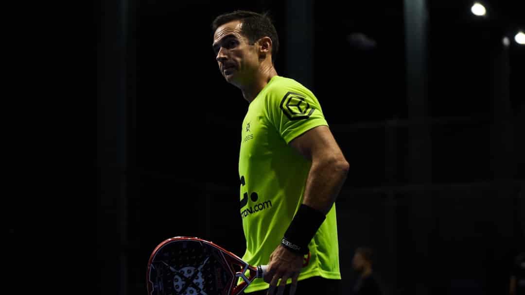 Gonzalo Rubio met padelracket tijdens het FIP Silver Joinville 2026 in Brazilie