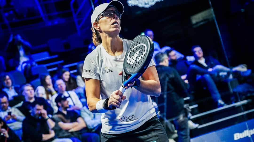 Lucía Sainz in actie op een padelbaan met publiek op de achtergrond