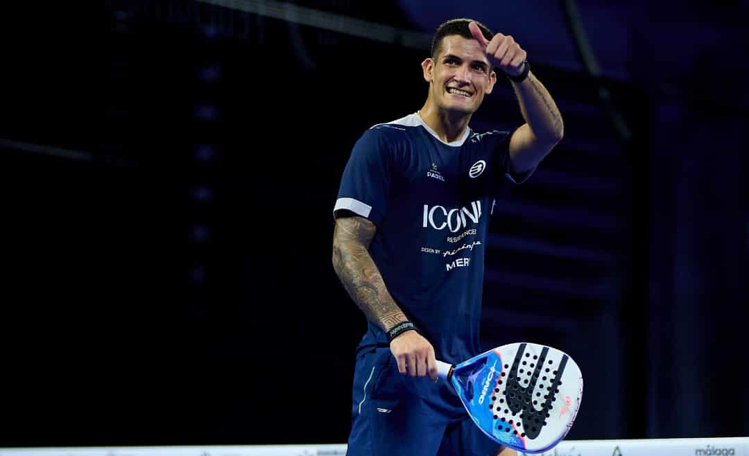 Alex Arroyo viert een punt met opgestoken duim tijdens een profpadeltoernooi