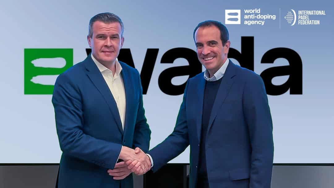 WADA-president Witold Banka en FIP-president Luigi Carraro schudden elkaar de hand