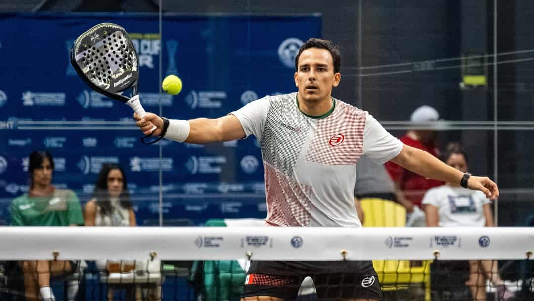 Mexicaanse speler slaat een volley aan het net tijdens het WK-kwalificatietoernooi in Toronto