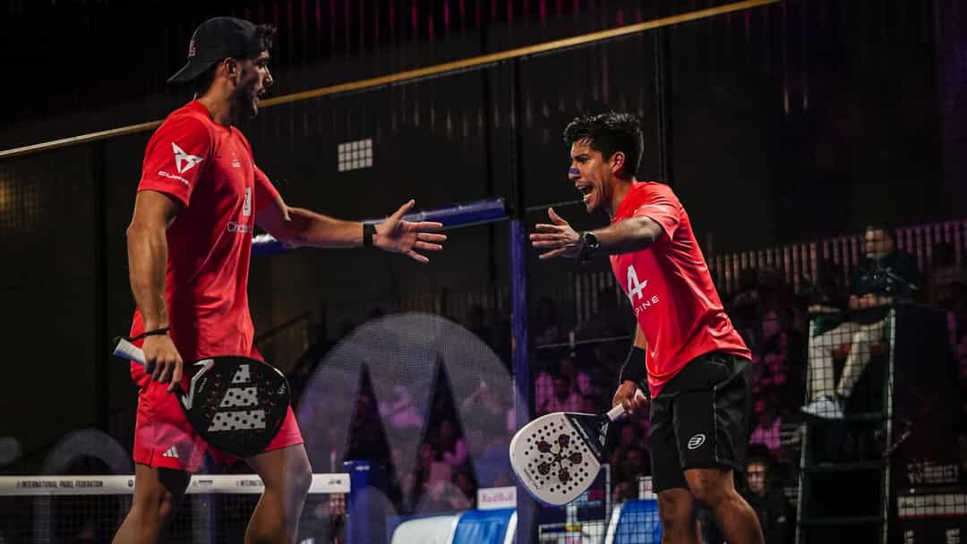 Alejandro Galán en Federico Chingotto vieren een punt tijdens de Premier Padel P1 finale in Miami